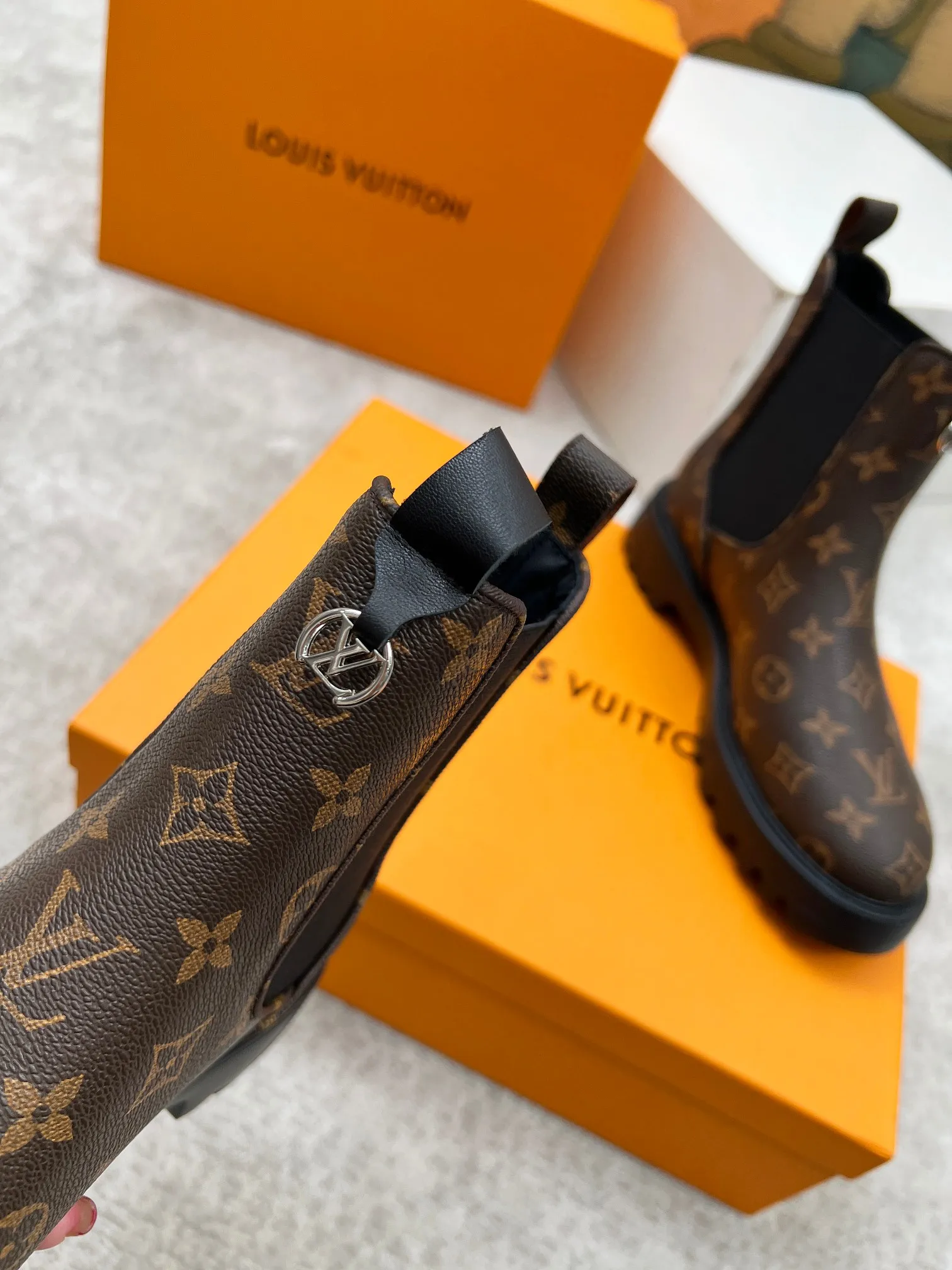 👟👟Ex-factory price 540👟👟 LOUS VUITON 🔥🔥🔥️ The latest short boots model from Louis Vuit 2025 official website, official website 💯 original version 1:1. LV Beaubourg uses calfskin to present a Chelsea-style upper, with a lightweight thick sole. Monogram canvas trim and contrast stitching outline the elastic side panels and seams respectively, cleverly interpreting the balance of strength and softness. It is a fashionable short boot that is comfortable and generous, versatile and very good-looking. Upper: Full-grain calfskin. Lining feet: sheepskin. Color: black/coffee, 35 to 40 yards, (414243 yards can be customized without return or exchange) Bosses are welcome to place orders!